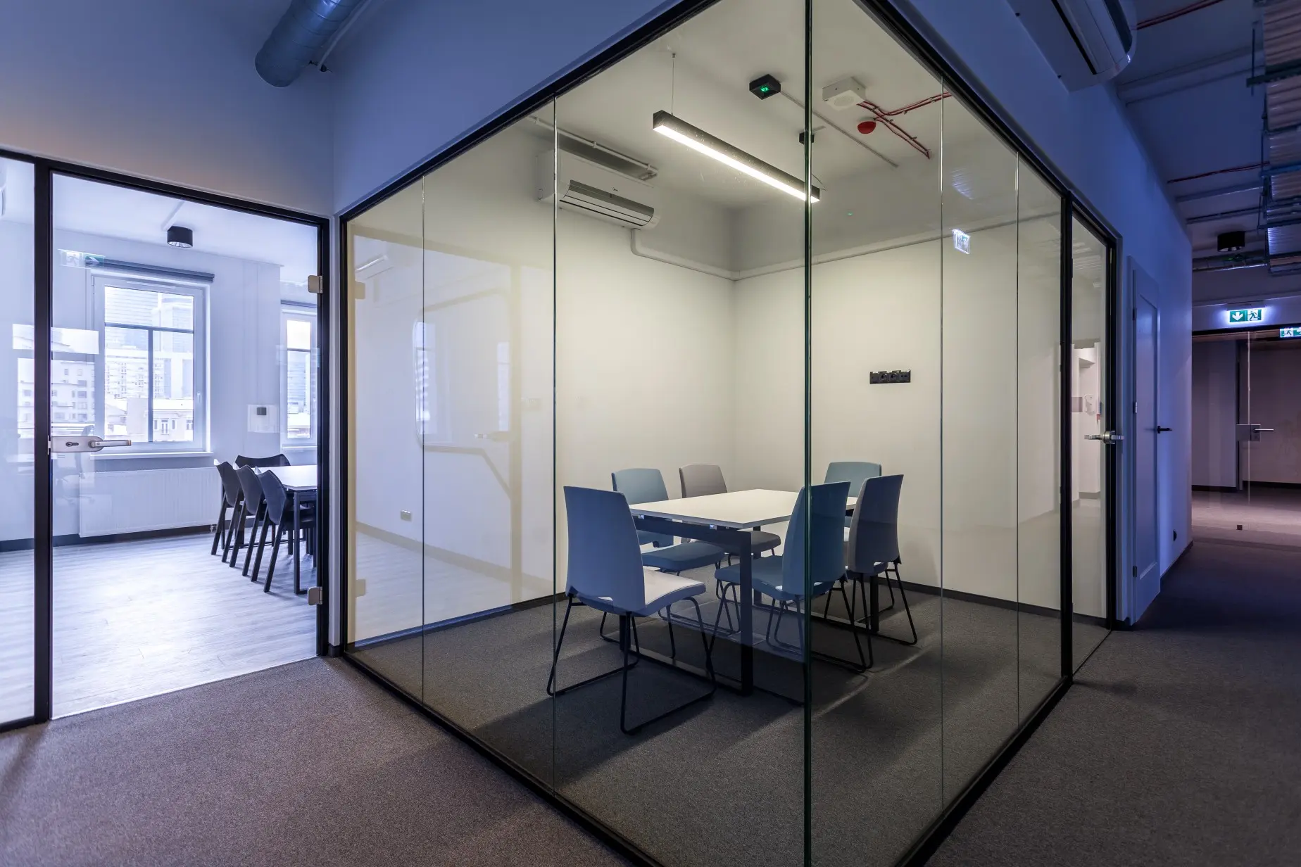 Czy warto postawić na szklane ściany w biurze?